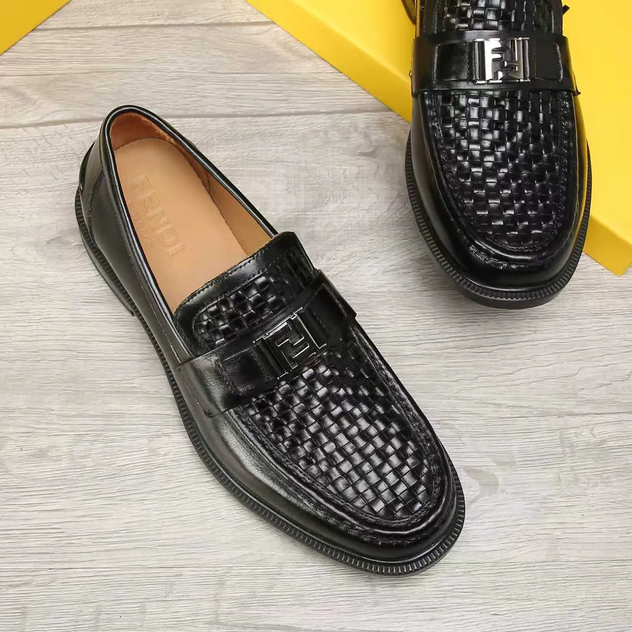 Men's men's shoes 💰 540 💰 Water dyed cowhide 🆘 The latest FENDI ( Fendi ) new casual leather shoes 🕶️🕶️ Simple routing effect, showing an elegant and cool driving shoe 🎬Made of Italian 🇮🇹 imported calfskin + first-layer water-dyed cowhide lining🐂Excellent material🎬Detailed workmanship 🤗Comfortable foot feel➰➰. ​Pair it with any outfit to show your taste and temperament, low-key luxury ♻️Design ​simple and elegant ​noble and fashionable 🍃​Very loved and favored by trendy men 💓❤️Size: 38-44 2⃣️colors available